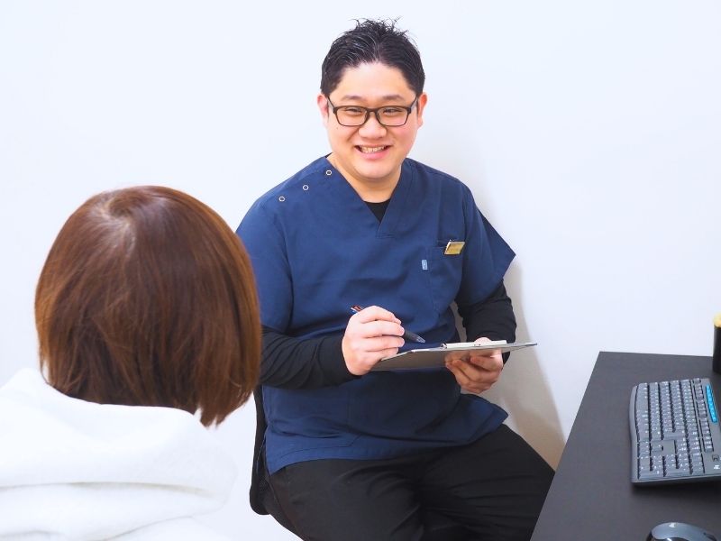 丁寧な問診をしている