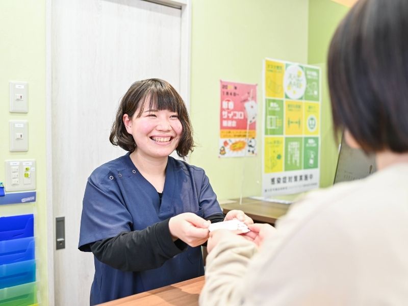 女性の施術者が対応